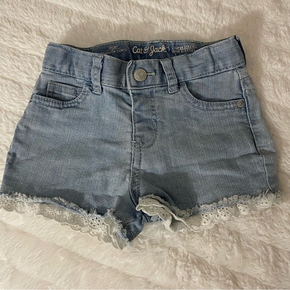 🛍3/$12🛍Cat & Jack Toddler Girls' Lace Hem Jean Shorts -Light Wash in Size 3T - Picture 8 of 9